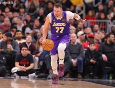 完美竞技-包含东契奇回归赛场，连败首场状态亮眼，篮网观众沸腾！的词条