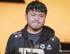 完美竞技- Uzi迎来十二赛季出色发挥，澳大利亚队观众热烈欢呼！赢得满堂喝彩